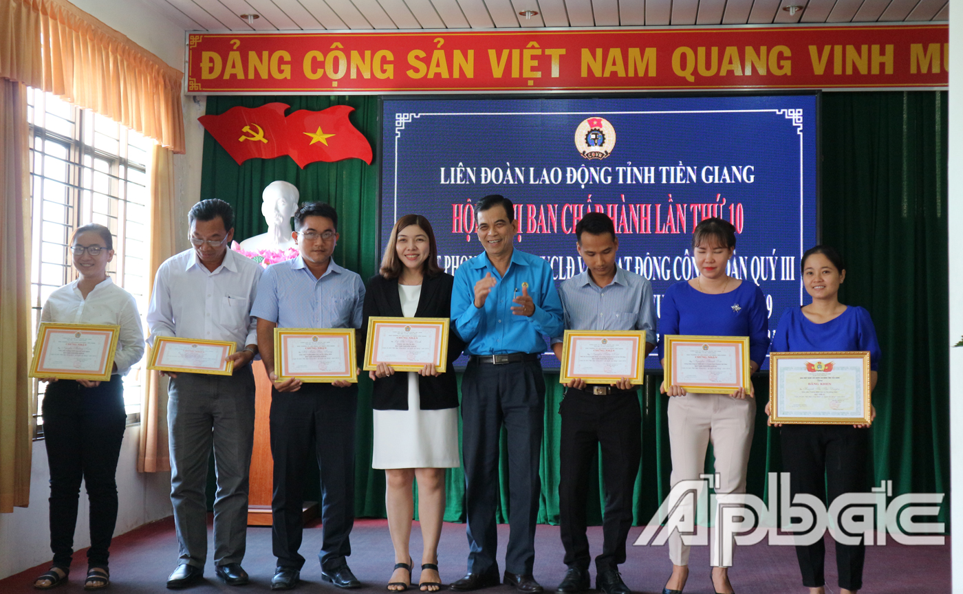 cho 9 cá nhân đạt thành tích cao trong Cuộc thi ảnh “Nét đẹp Công đoàn và người lao động” tren mãng xã hội facebook tỉnh Tiền Giang năm 2019. 