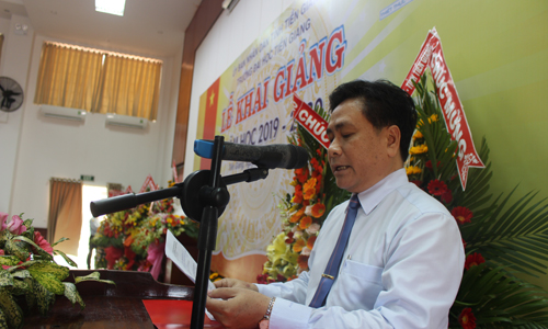 Phó Chủ tịch UBND tỉnh Trần Văn Dũng phát biểu tại lễ khai giảng. 