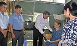 Thăm, tặng quà cho 150 người cao tuổi khó khăn