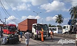 Xe ben kéo đứt dây điện, giao thông ùn ứ
