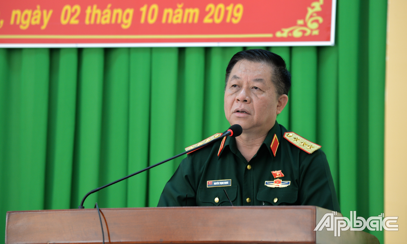 Thượng tướng Nguyễn Trọng Nghĩa, Ủy viên Ban Chấp hành Trung ương Đảng, Phó Chủ nhiệm Tổng cục Chính trị Quân đội nhân dân Việt Nam, Ủy viên Ủy ban Quốc phòng và an ninh của Quốc hội khóa XIV phát biểu ý kiến.