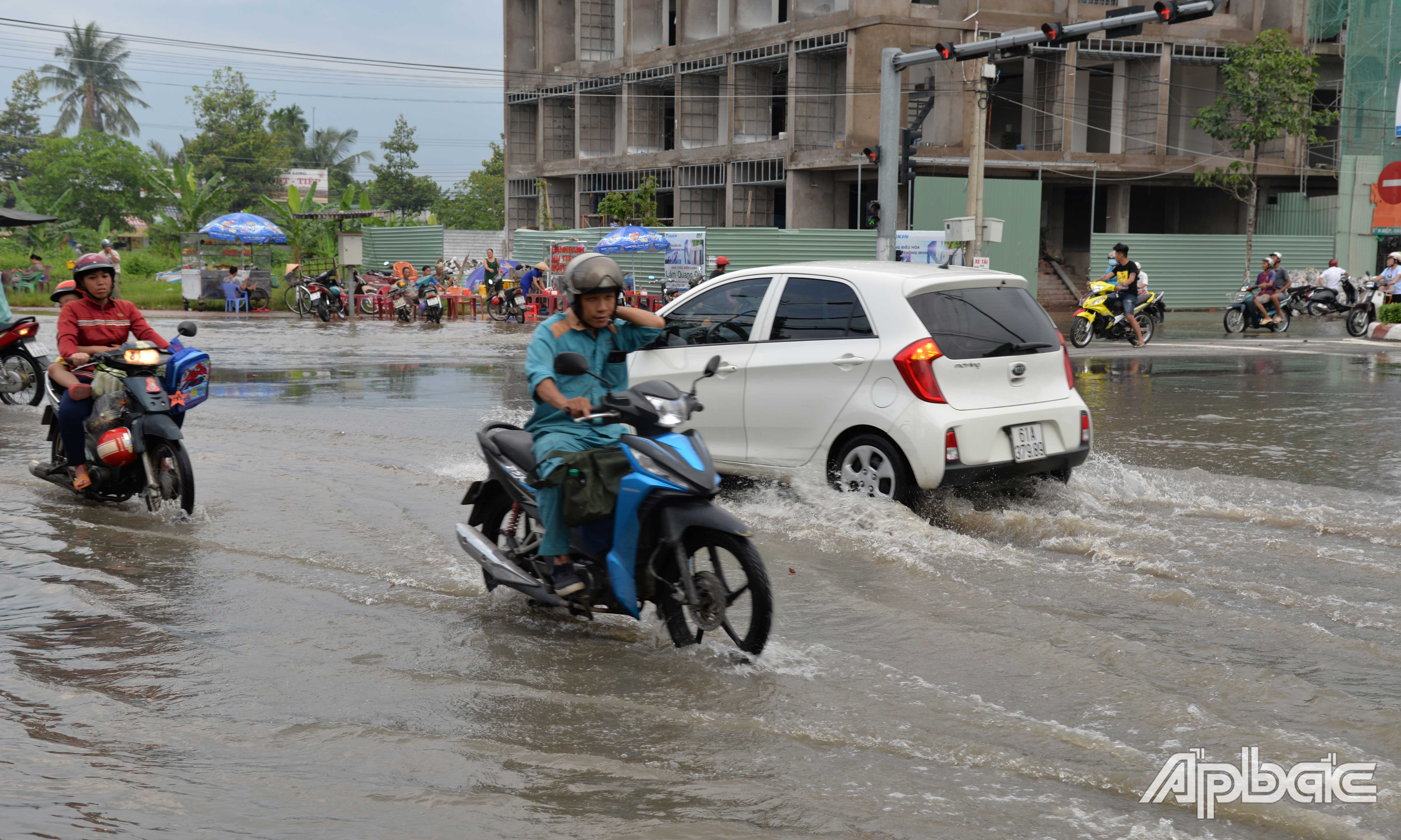 Triều cường vừa qua gây ngập ở một đoạn đường Hùng Vương (TP. Mỹ Tho).