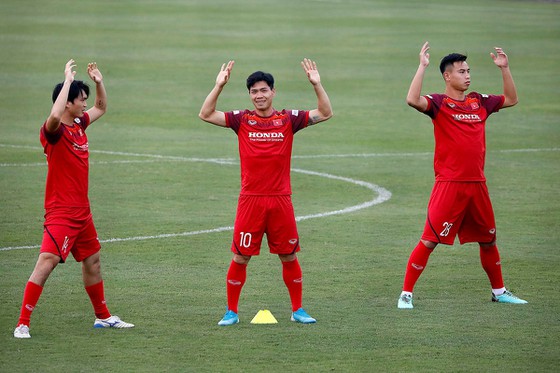 Công Phượng về nước sau chặng bay dài từ tối 6-10, đến sáng 7-10 đã lên tuyển trình diện HLV Park Hang-seo và ra sân tập vào buổi chiều cùng ngày