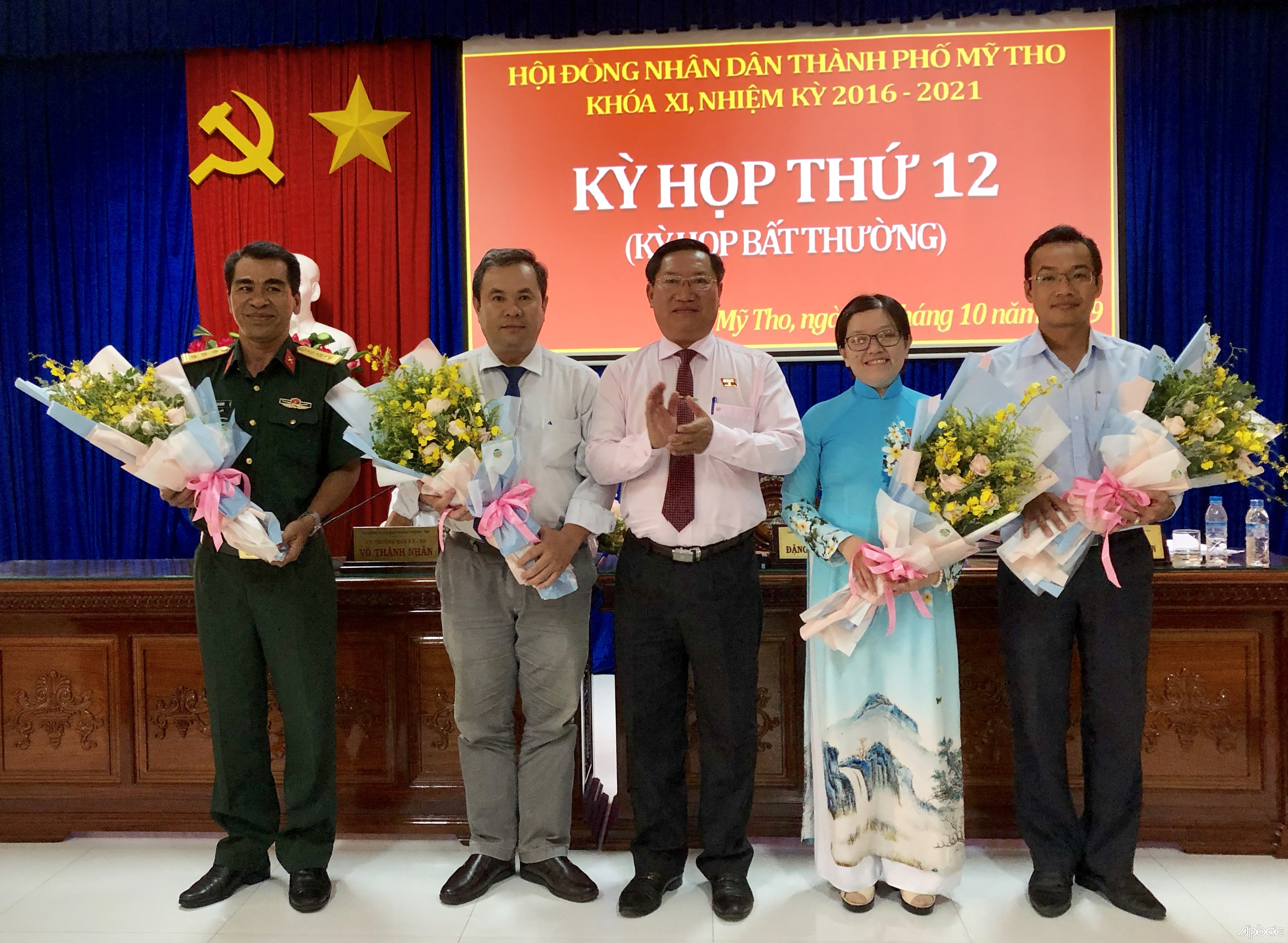 Tỉnh ủy viên, Bí thư Thành ủy, Chủ tịch HĐND TP. Mỹ Tho Đặng Thanh Liêm tặng hoa chúc mừng các đồng chí vừa được bầu đắc cử.  