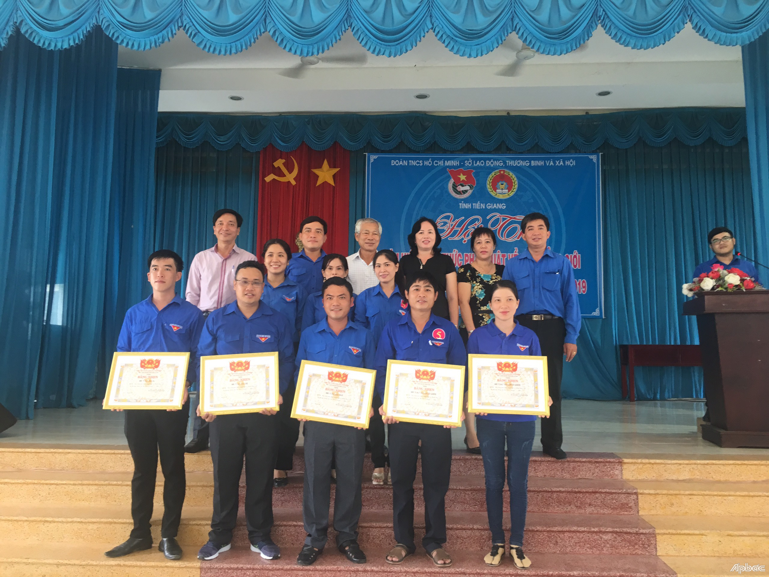 Trao giải thưởng cho các đơn vị.