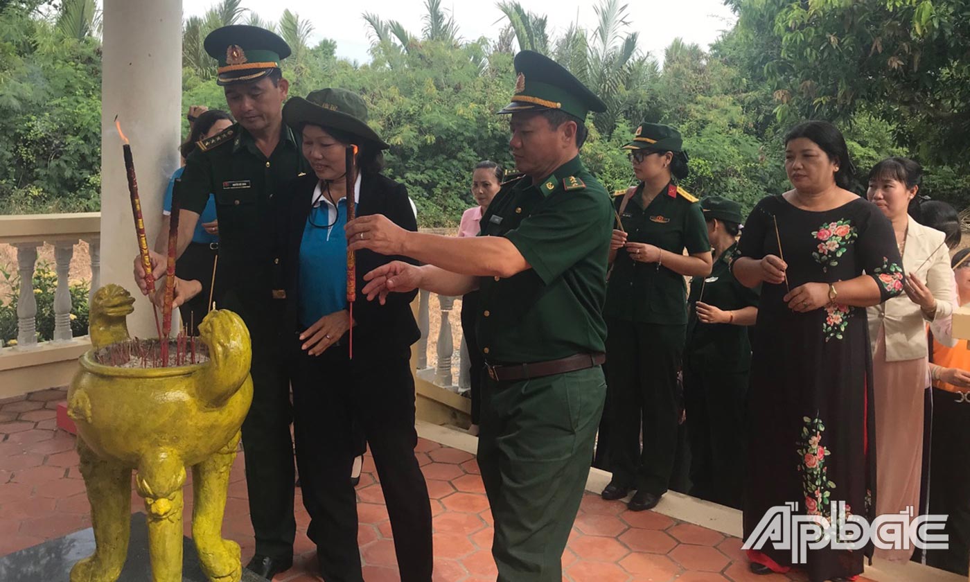 Thắp hương tại Khu di tích Lũy Pháo đài
