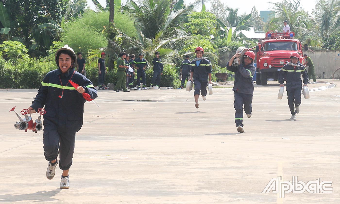 Triển khai các đội hình chữa cháy cơ bản.