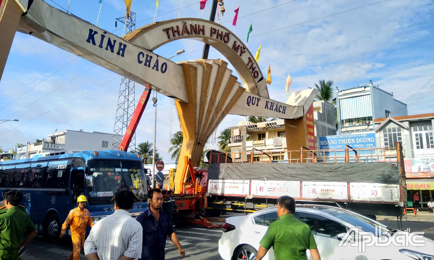 Xe tải tông sập cổng chào TP. Mỹ Tho vào rạng sáng ngày 19-7. Ảnh: HOÀNG LONG