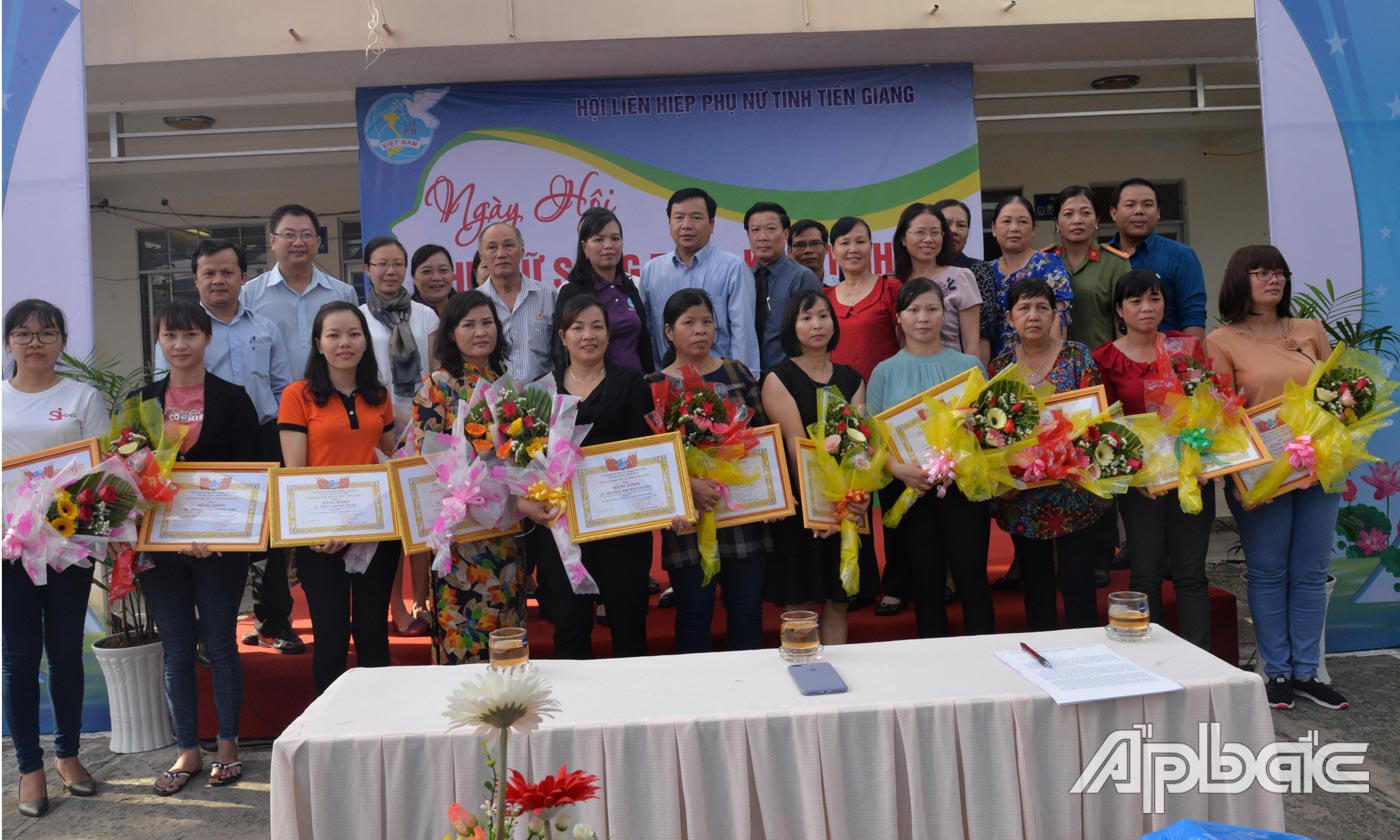 Hội LHPN tỉnh trao giải Hội thi “Ý tưởng phụ nữ sáng tạo khởi nghiệp” năm 2019.