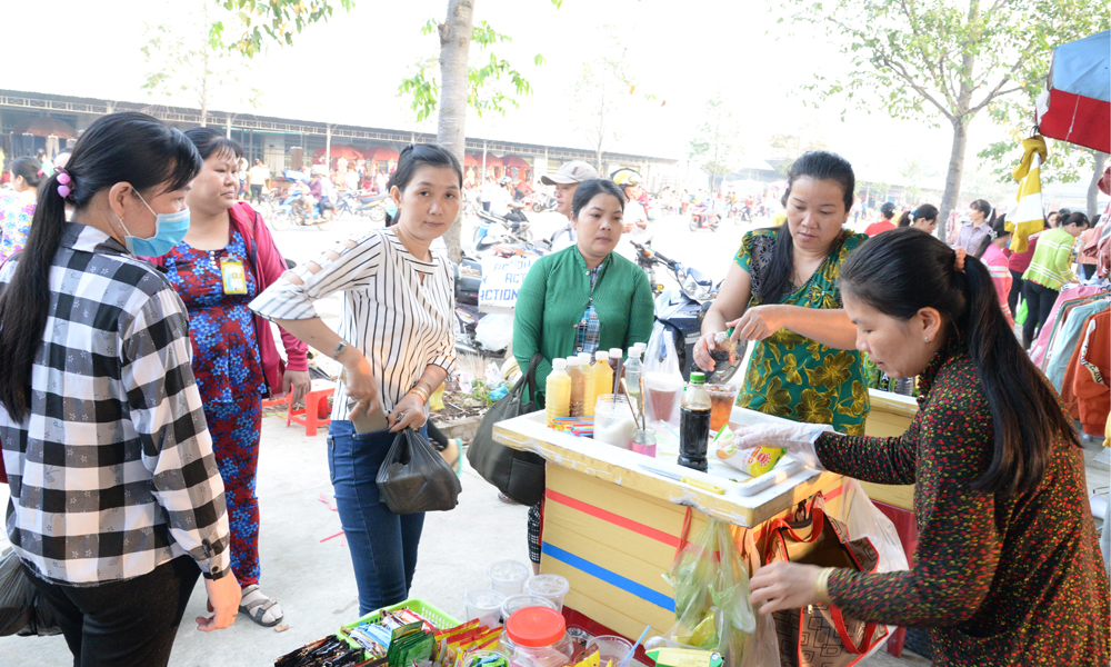 Người mua khá đông tại chợ đường vào cổng số 2 KCN Tân Hương.