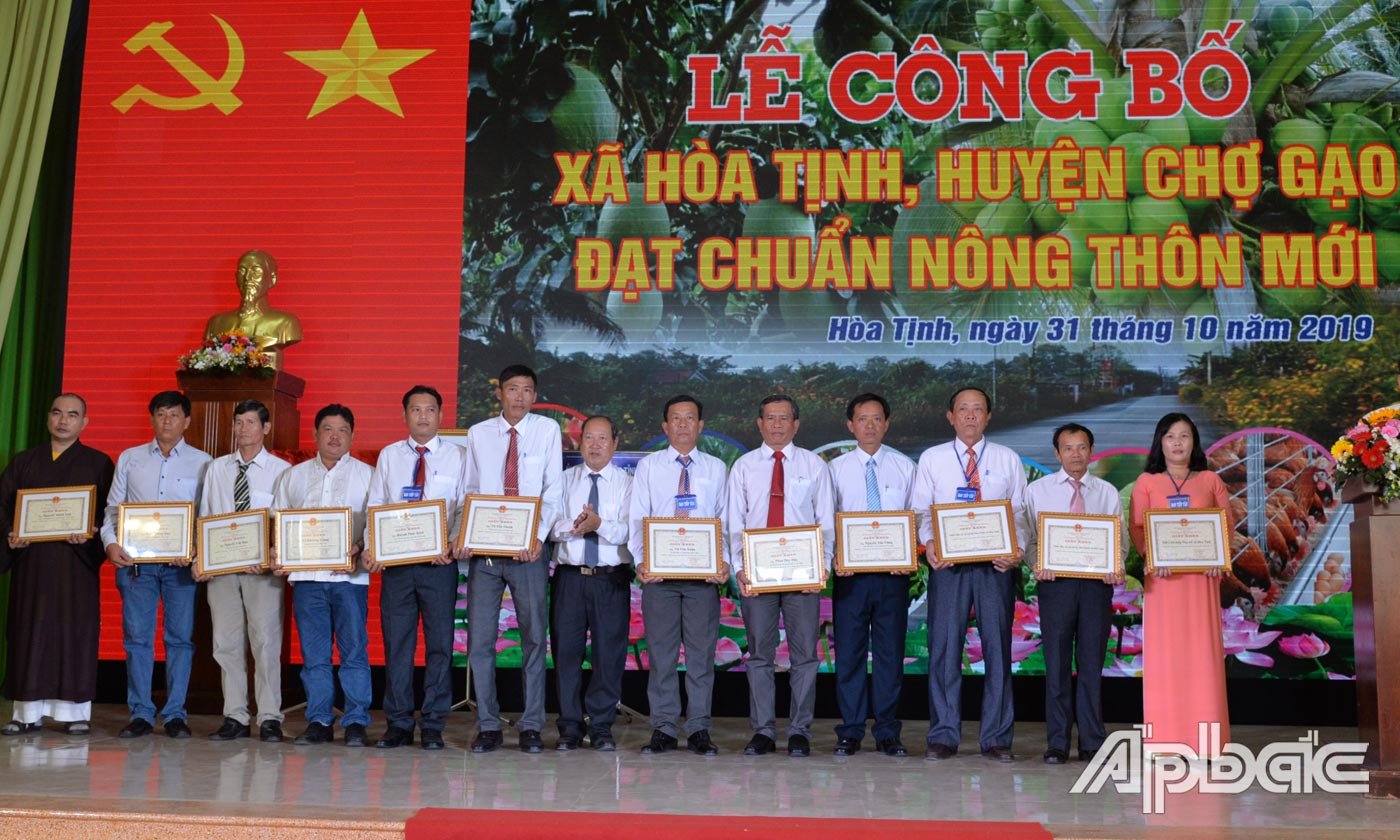 Huyện Chợ Gạo trao giấy khen cho các tập thể, cá nhân.