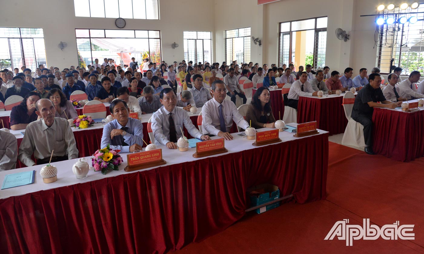 Lãnh đạo tỉnh, huyện, các đơn vị và đông đảo người dân tham dự lễ.