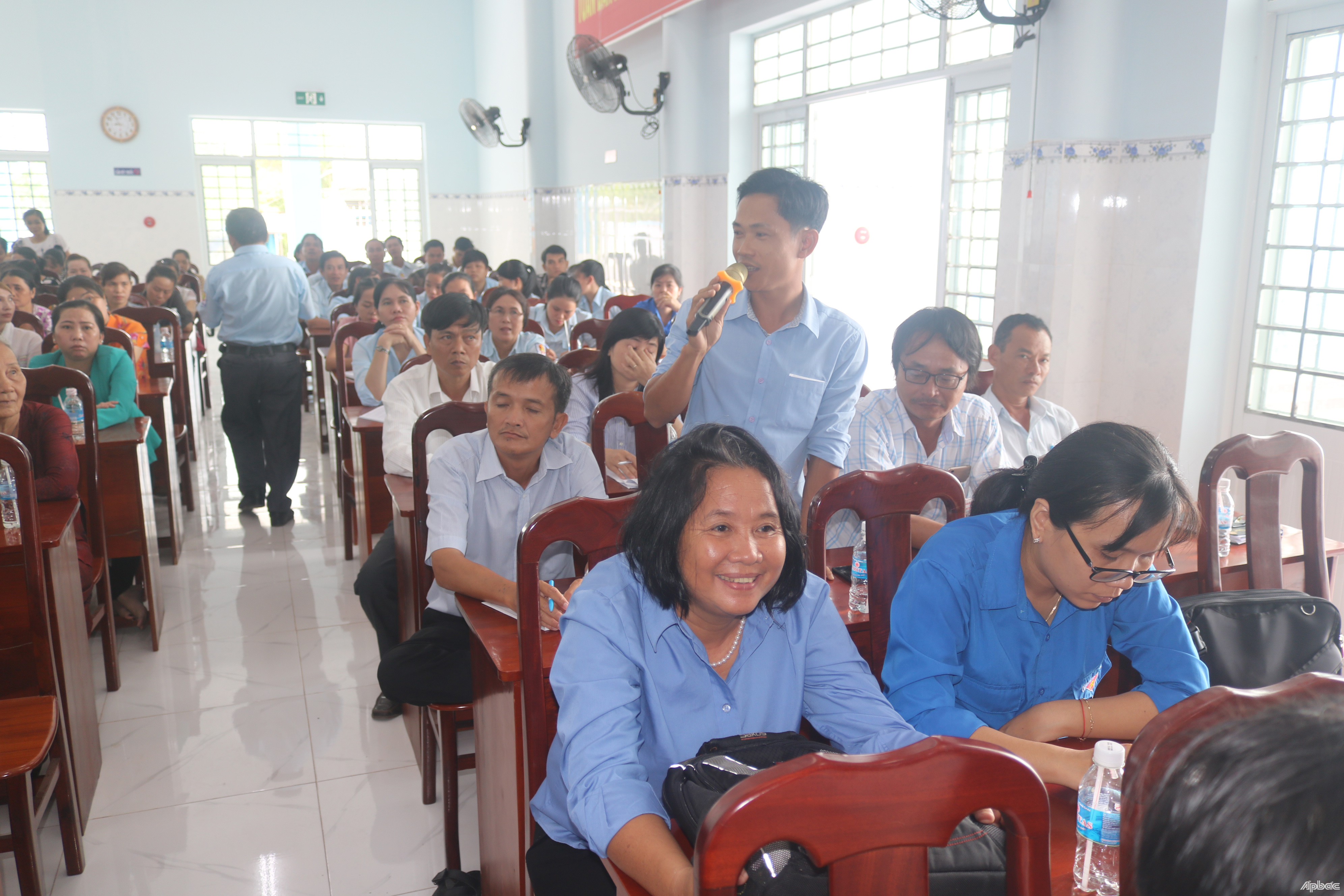 Phụ huynh phát biểu ý kiến tại hội nghị.