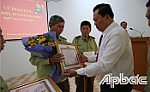 Trao Huy hiệu Đảng cho 2 đảng viên đợt 7-11