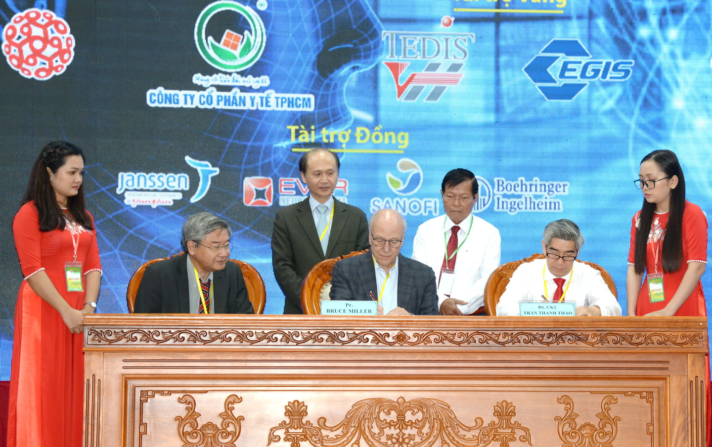 Ký kết biên bản ghi nhớ về việc thành lập trung tâm thần kinh quốc tế tại Tiền Giang 