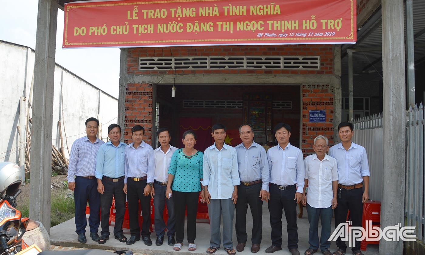 Lễ bàn giao nhà tình nghĩa cho gia đình ông Trần Văn Dũng.