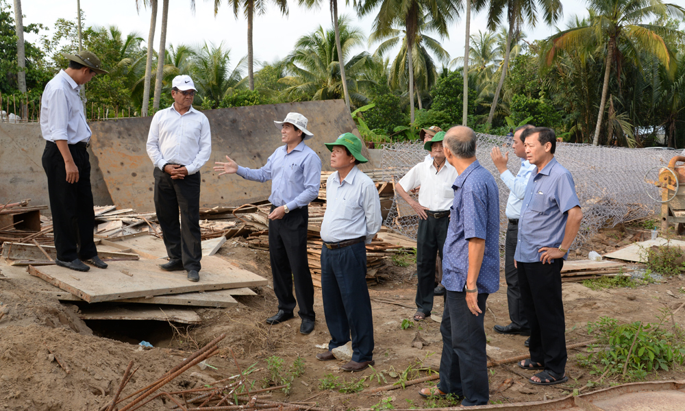 Thăm cống Xoài Hột.