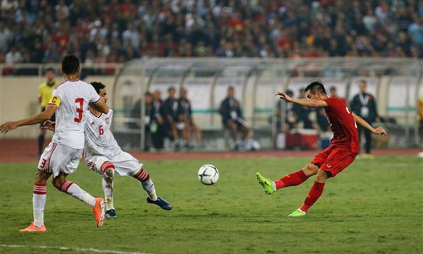 Nguyen Tien Linh (in red) in action (Photo: VNA)  