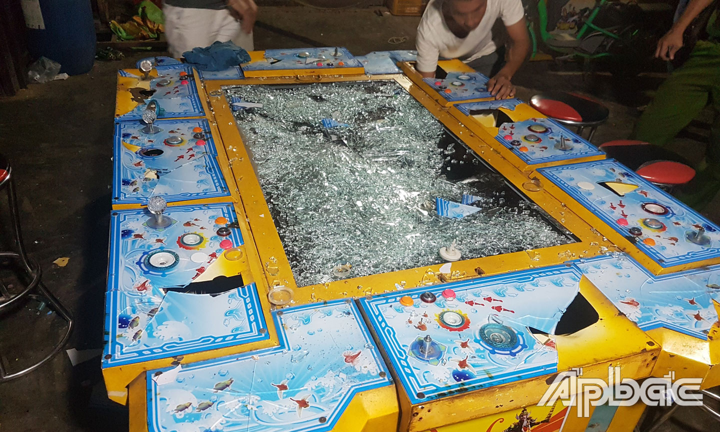 Máy game bắn cá bị đập hư hỏng.