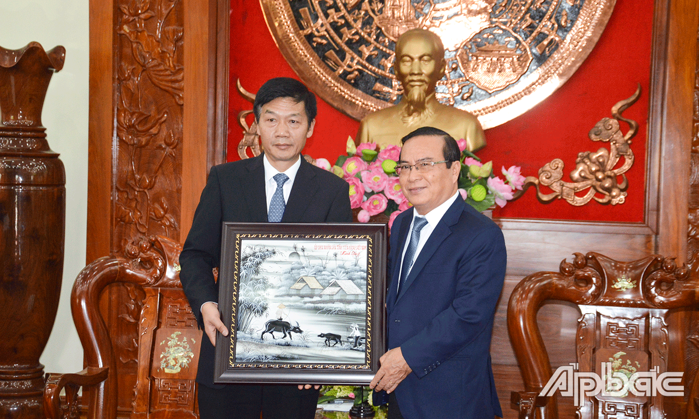 Đồng chí Phạm Anh Tuấn tặng quà lưu niệm cho ông Li Zaiyong.
