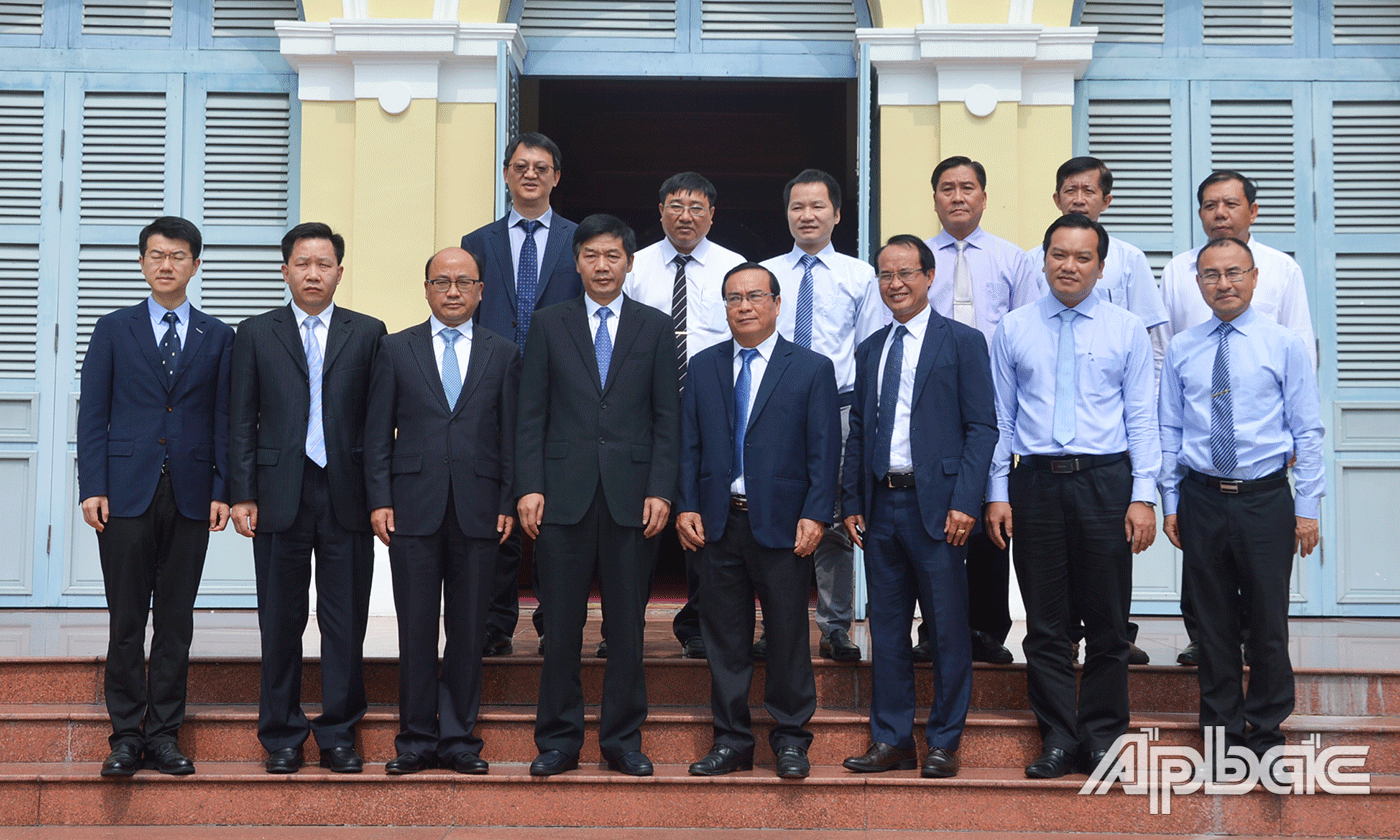Lãnh đạo tỉnh Tiền Giang chụp ảnh lưu niệm với đoàn công tác tỉnh Quý Châu.