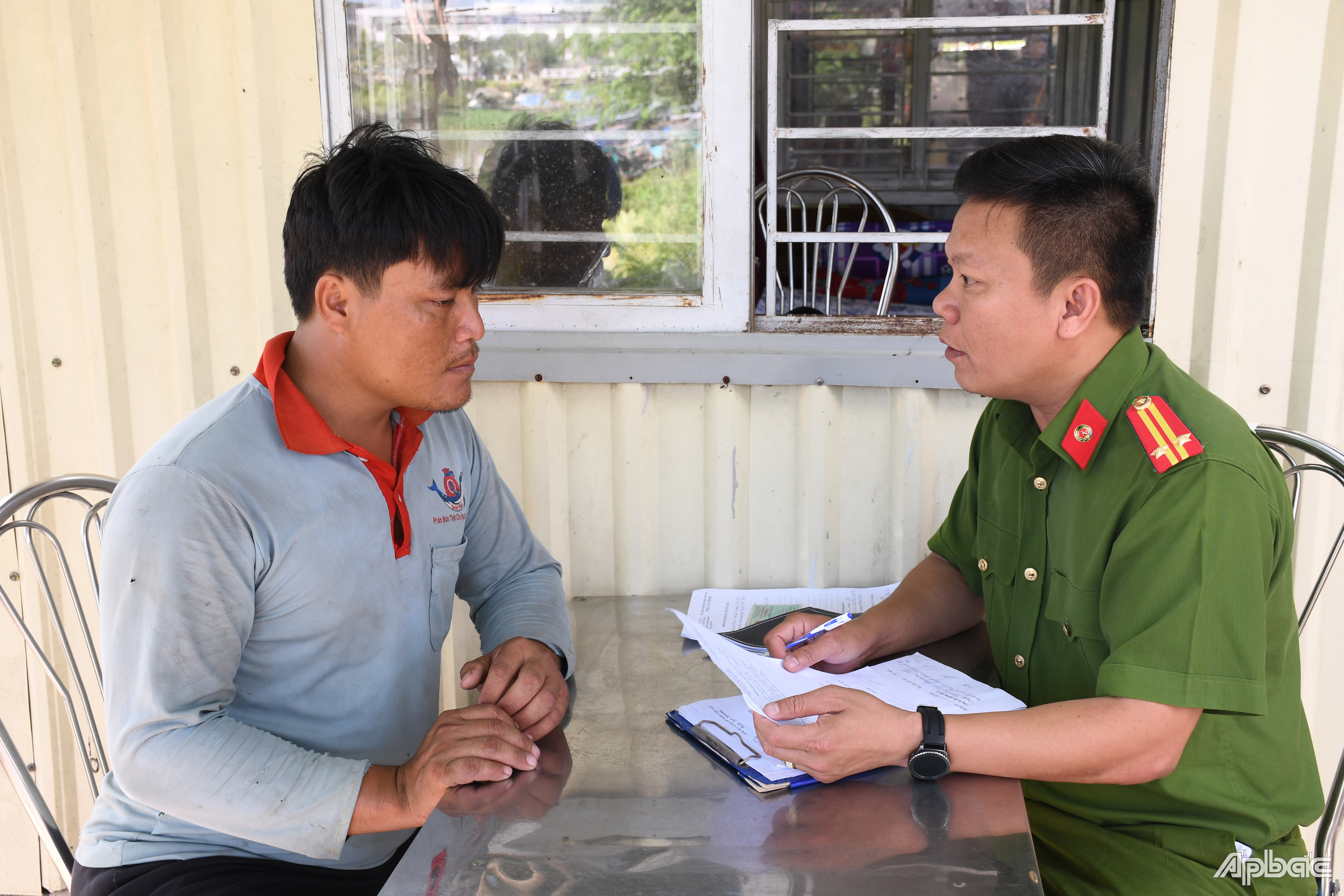 Lực lượng chức năng làm việc với Phan Văn Sơn.