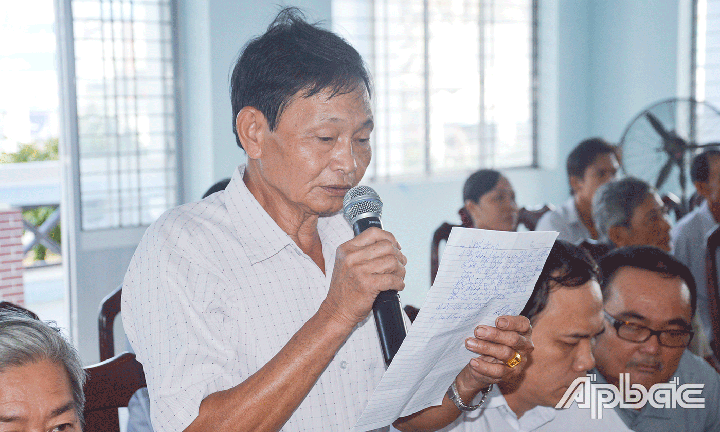 Cử tri xã Hậu Thành (huyện Cái Bè) phát biểu ý kiến.