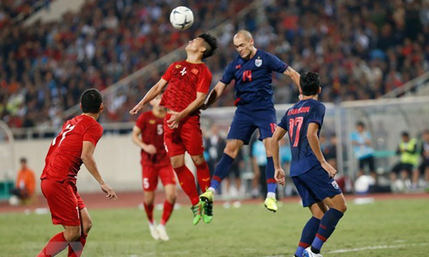 Vietnamese footballers (in red) in the World Cup 2022 qualifier with Thailand in Hanoi on November 19 (Photo: VNA)