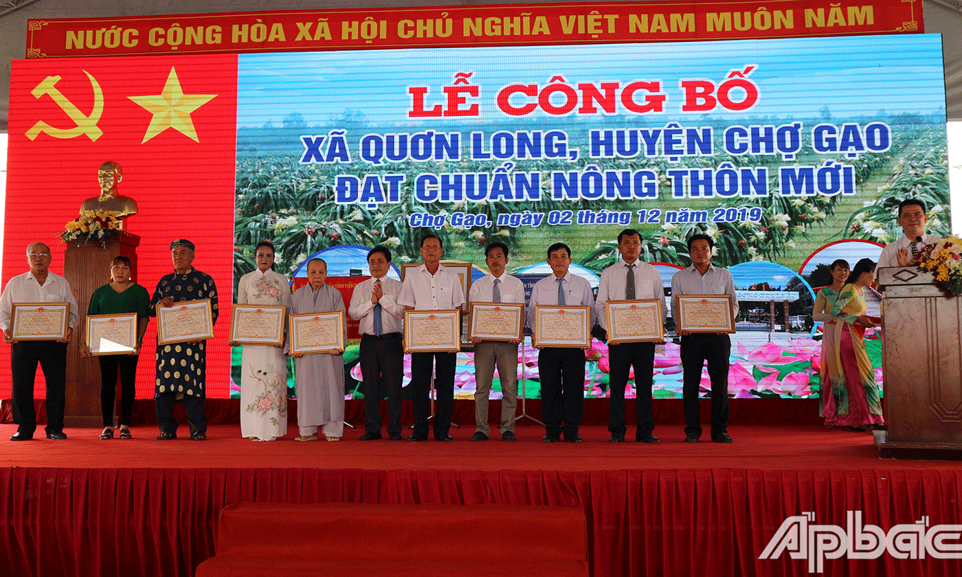 Phó Chủ tịch UBND tỉnh tặng Bằng khen của UBND tỉnh cho các tập thể, cá nhân có nhiều đóng góp trong xây dựng NTM ở xã. 