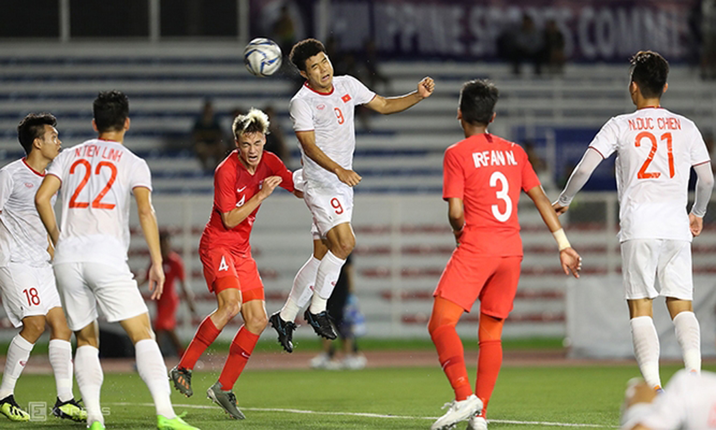 Ha Duc Chinh heads home from close range to seal a precious win for Vietnam U22s. (Photo: Vnexpress)