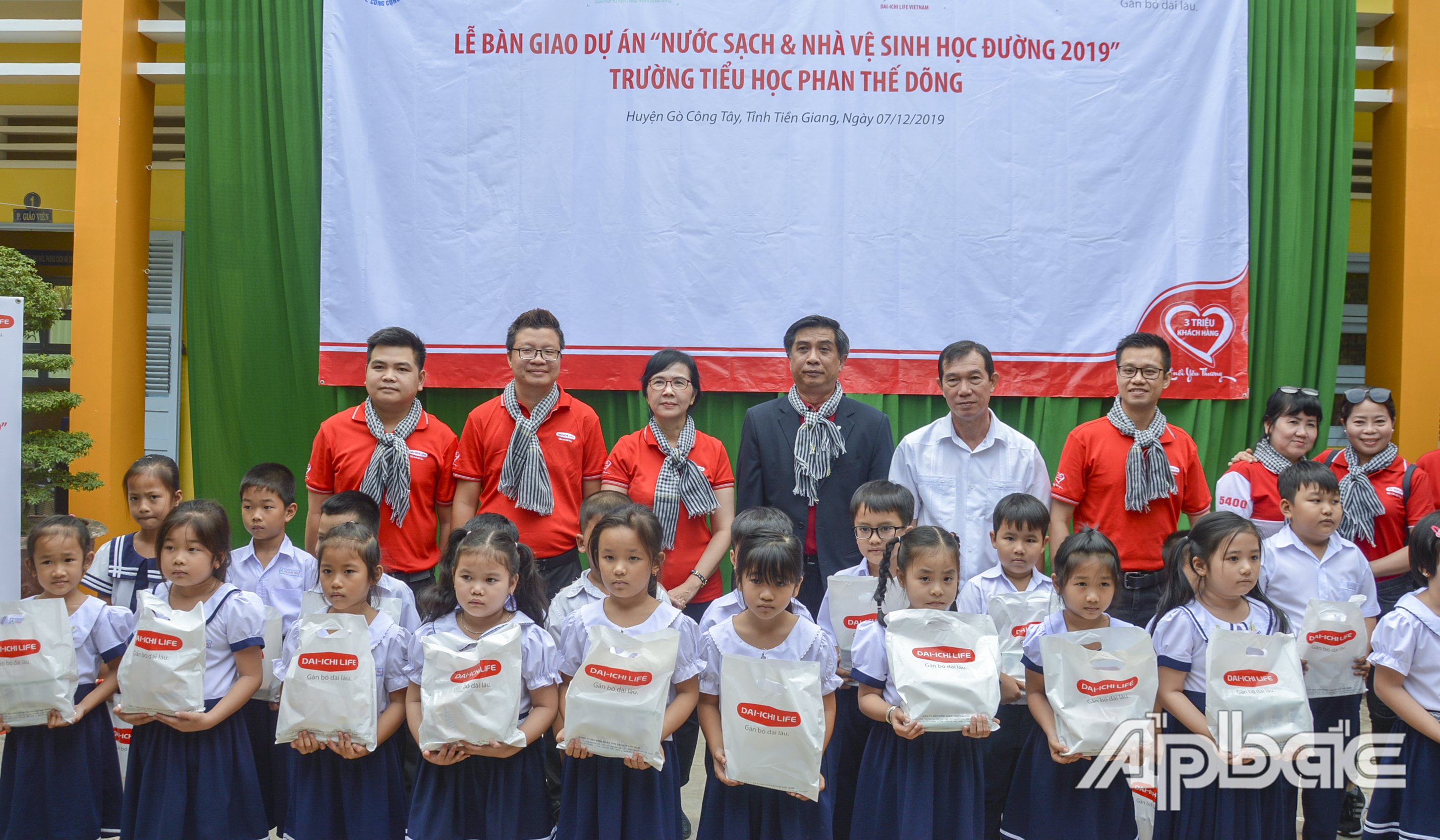 Đơn vị tài trợ trao 400 phần quà cho các em học sinh Trường Tiểu học Phan Thế Dõng .