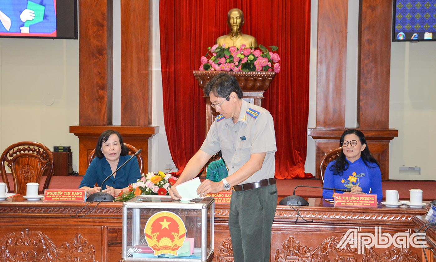 Các đại biểu bỏ phiếu bình xét, suy tôn các danh hiệu thi đua năm 2019.