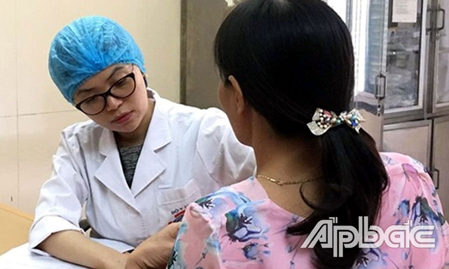 Phụ nữ nên đến bác sĩ chuyên khoa khám vú định kỳ để tầm soát UTV.