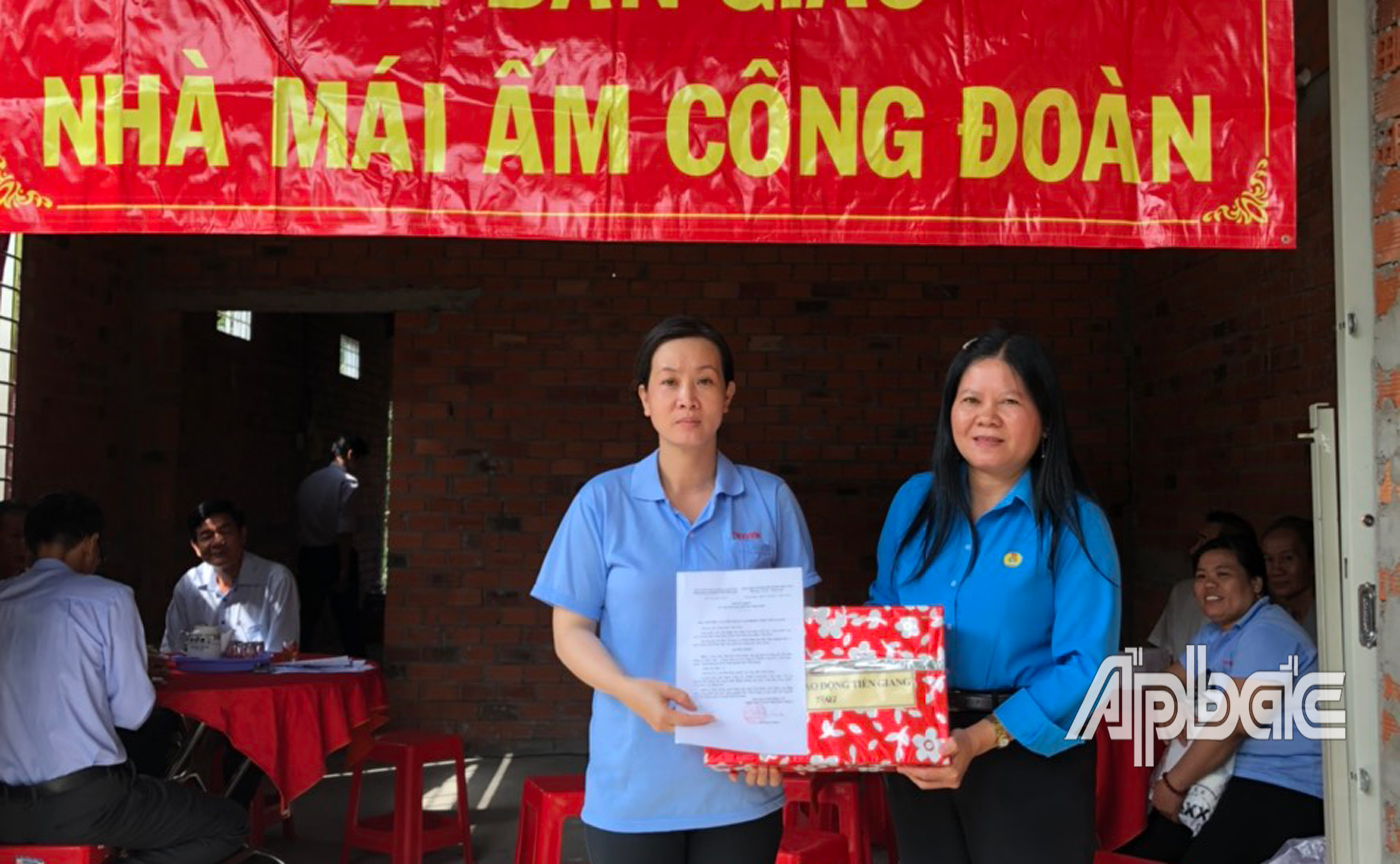 Chủ tịch Công đoàn các Khu công nghiệp Tiền Giang Nguyễn Thị Thùy Dương trao Quyết định đã ôn lại truyền thống 