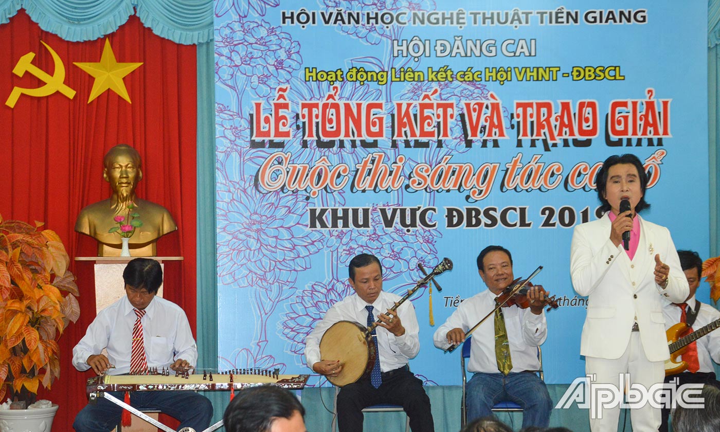 Các tác phẩm đạt giải cao được biểu diễn tại Lễ tổng kết và trao giải.