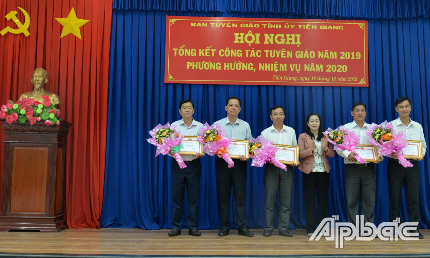 Ban Tuyên giáo Tỉnh ủy cũng đã tặng Giấy khen cho 5 tập thể tiêu biểu hoàn thành xuất sắc nhiệm vụ năm 2019.