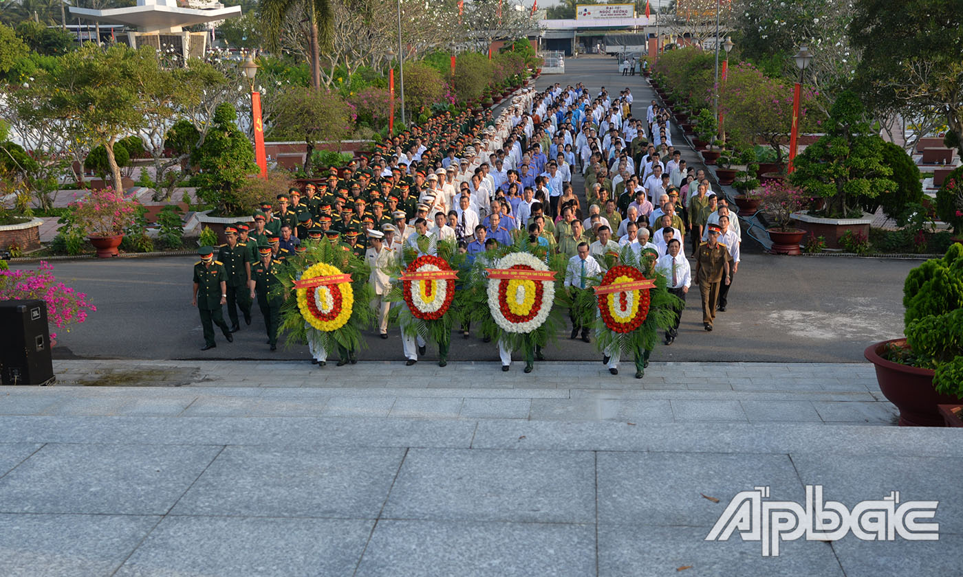 Đoàn đến viếng, đặt tràng hoa và thắp hương tưởng nhớ các Anh hùng Liệt sĩ tại Nghĩa trang Liệt sĩ tỉnh