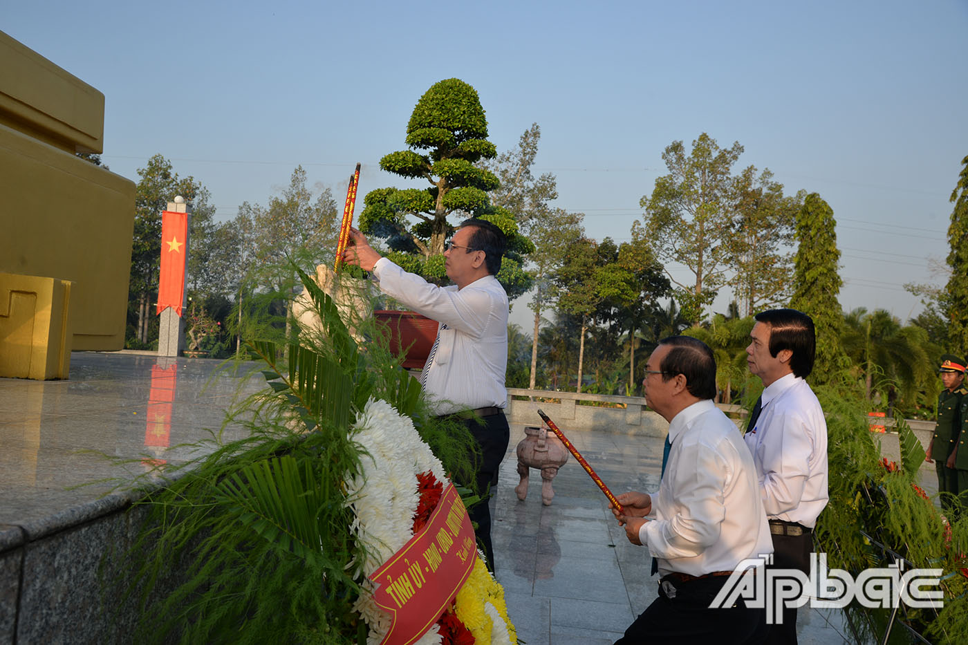 Lãnh đạo tỉnh thắp hương các Anh hùng Liệt sĩ.