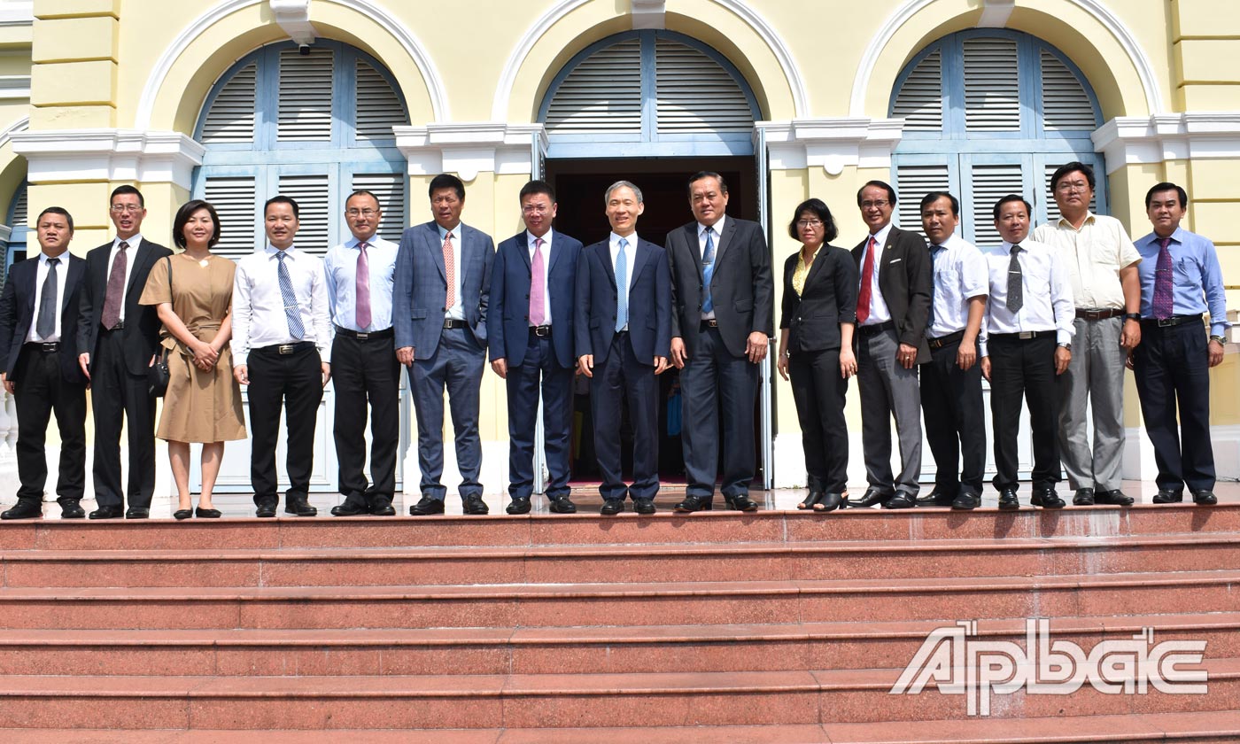 Đoàn công tác TP. Ôn Châu chụp ảnh lưu niệm với lãnh đạo tỉnh Tiền Giang.