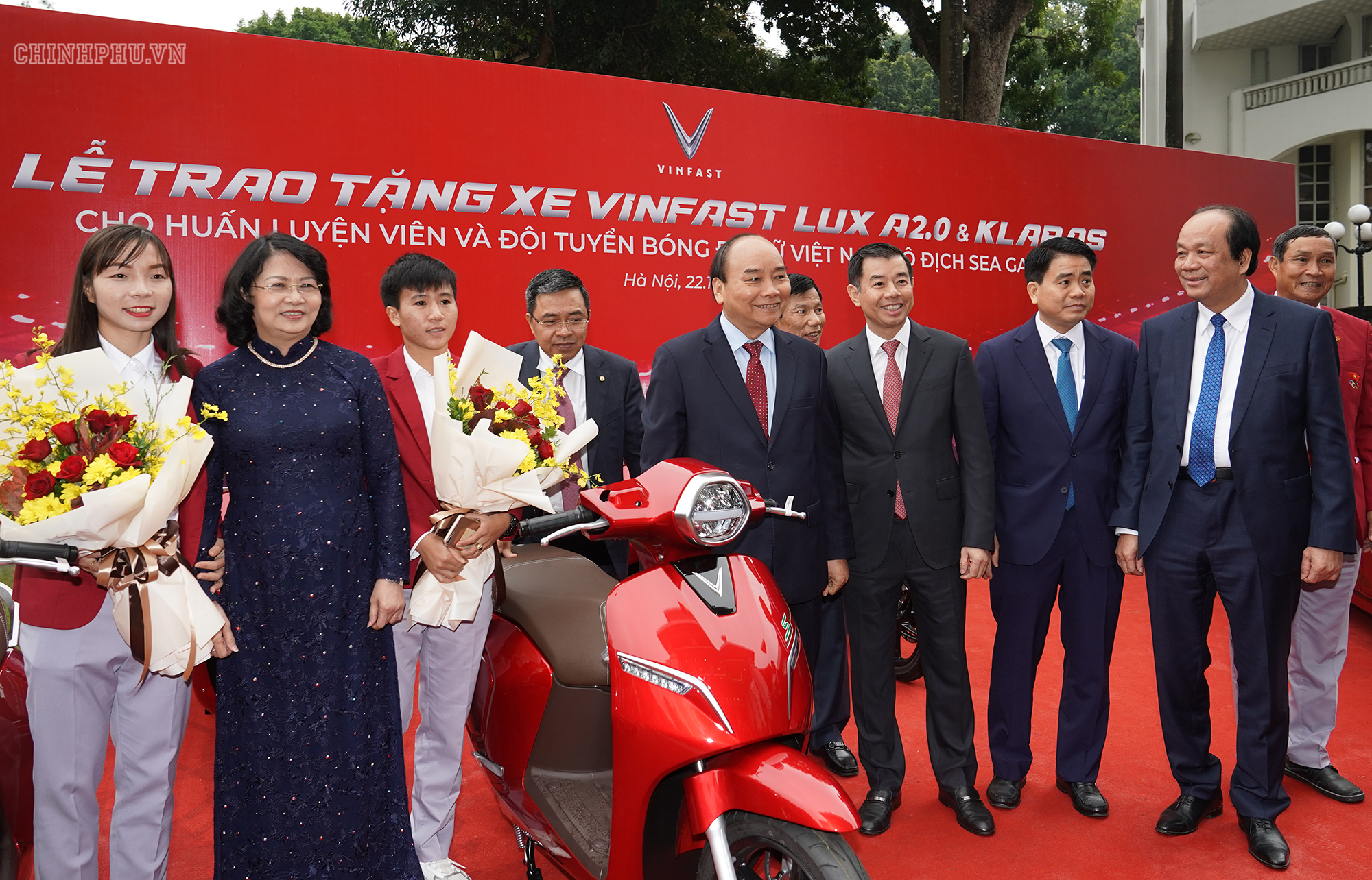 Thủ tướng chứng kiến lễ trao quà cho đội tuyển bóng đá nữ. - Ảnh: VGP/Quang Hiếu