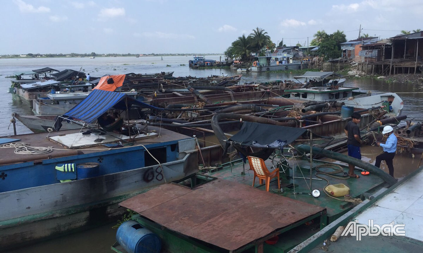 Các phương tiện khai thác cát trái phép bị bắt giữ.