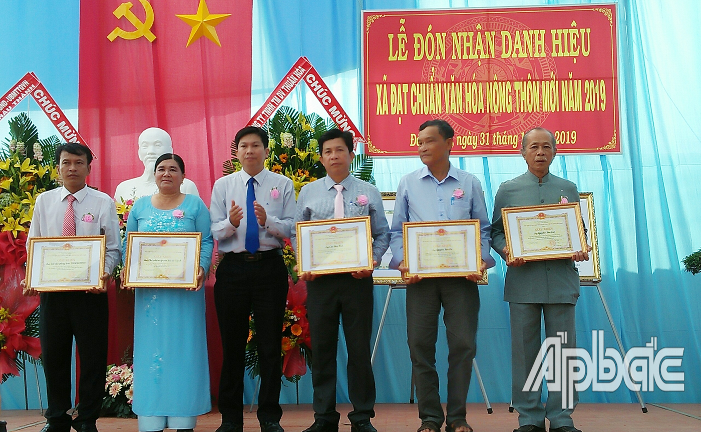 trao giấy khen cho các tập thể, cá nhân có thành tích trong năm 2019.