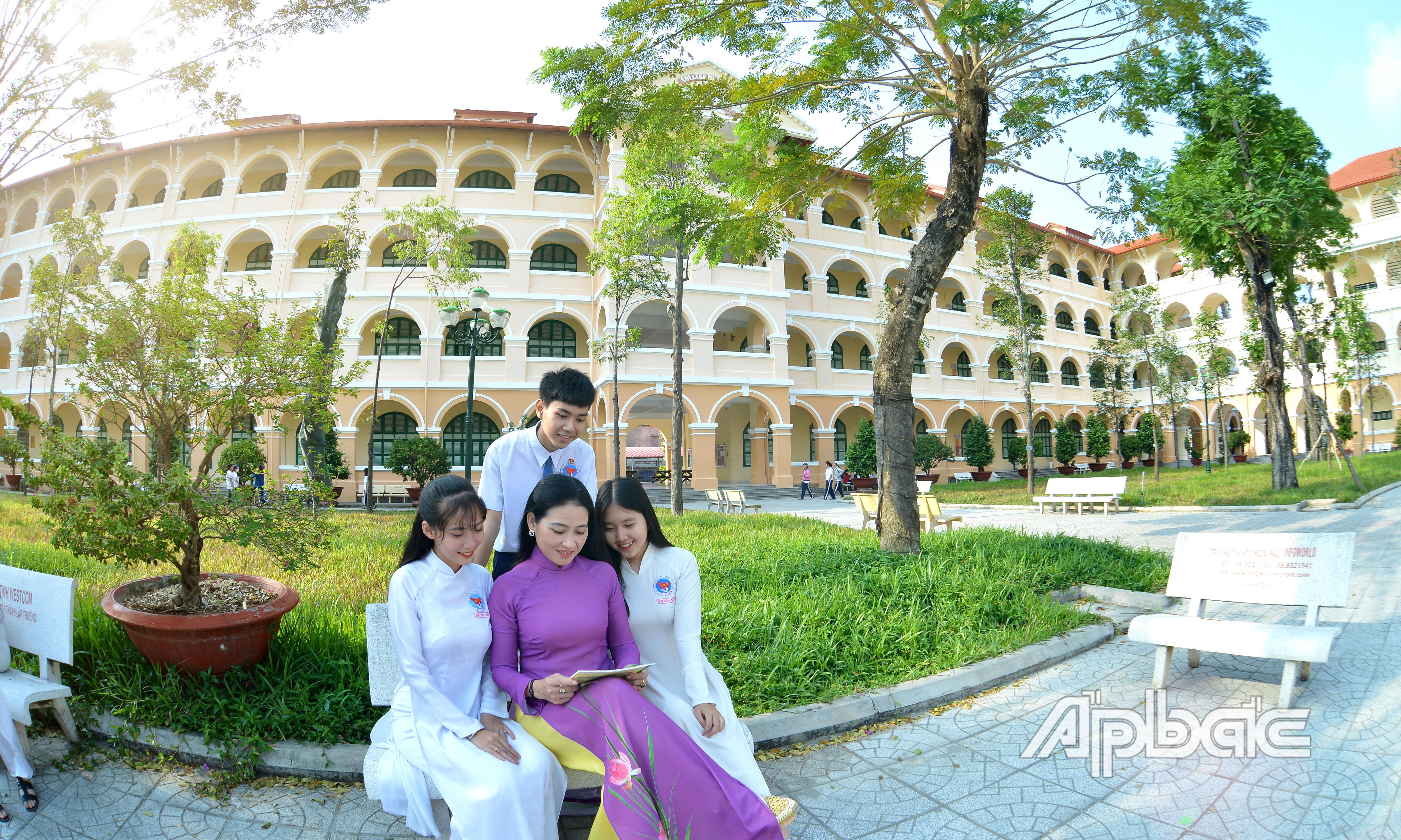 Trường THPT Nguyễn Đình Chiểu  là một trong những trường THPT của tỉnh Tiền Giang đạt chuẩn quốc gia.		                                                                                                            Ảnh: D