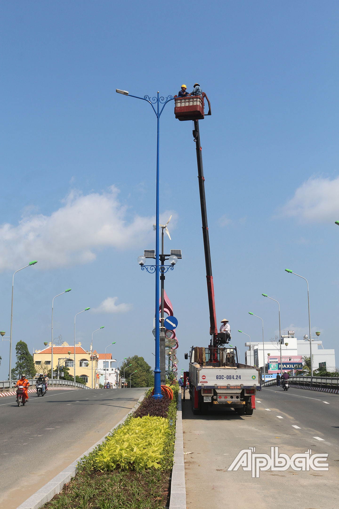 Lắp đèn chiếu sáng đường Hùng Vương