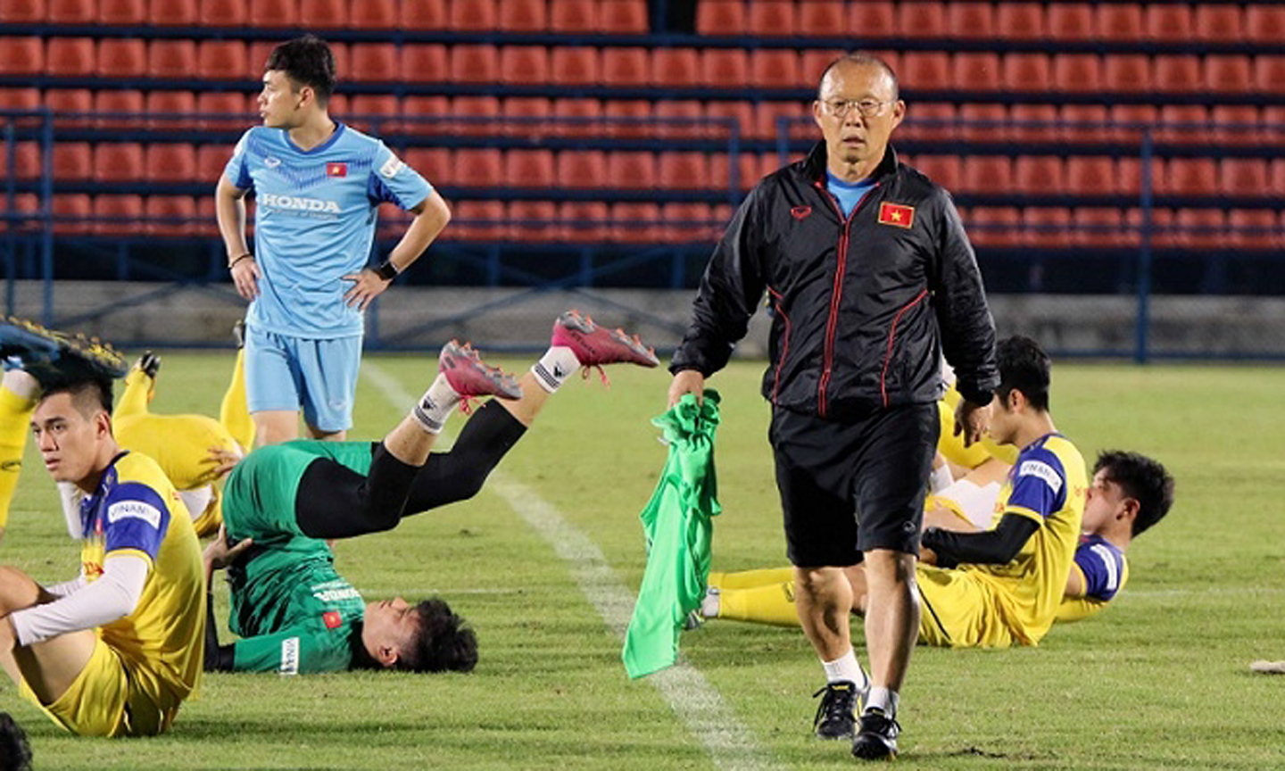 Coach Park Hang-seo and his Vietnam U23 side during a training session in Thailand. (Photo: VFF)
