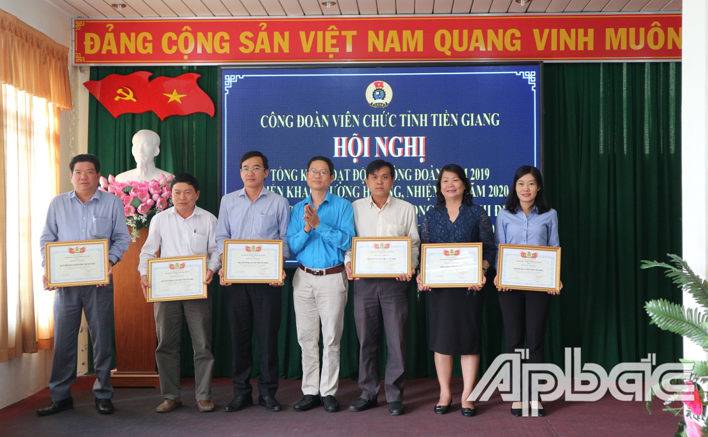 Các tập thể có thành tích trong năm 2019 nhận Bằng khen của LĐLĐ Tiền Giang