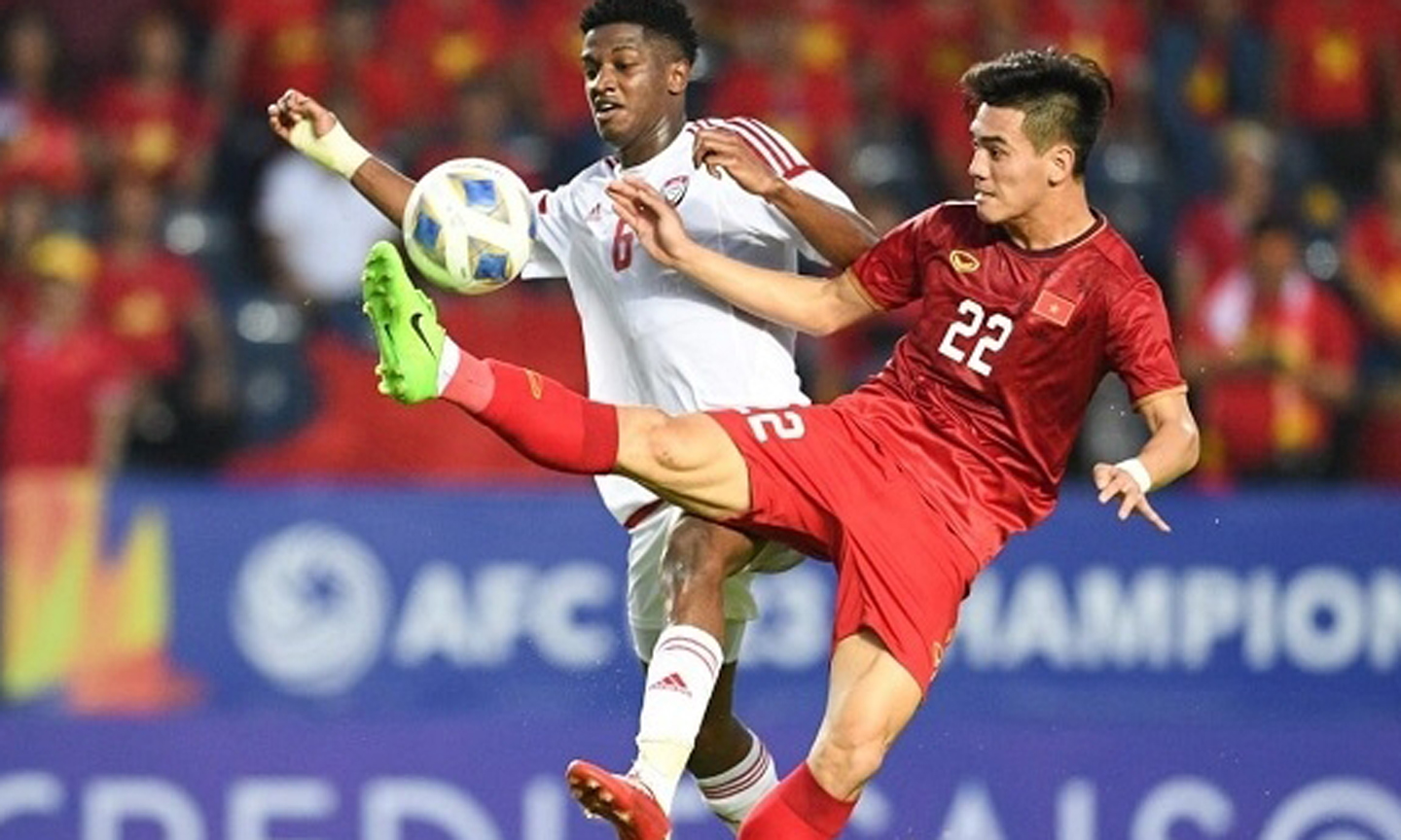  Tien Linh (R) missed a golden chance to score a winner at the end of the match.