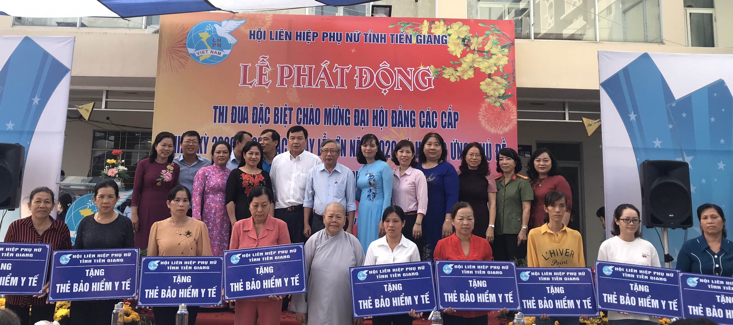 Trao thẻ bảo hiểm y tế.