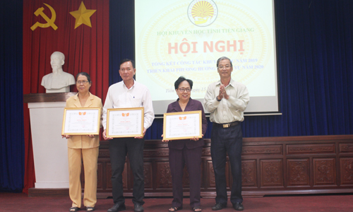  Trao Bằng khen.