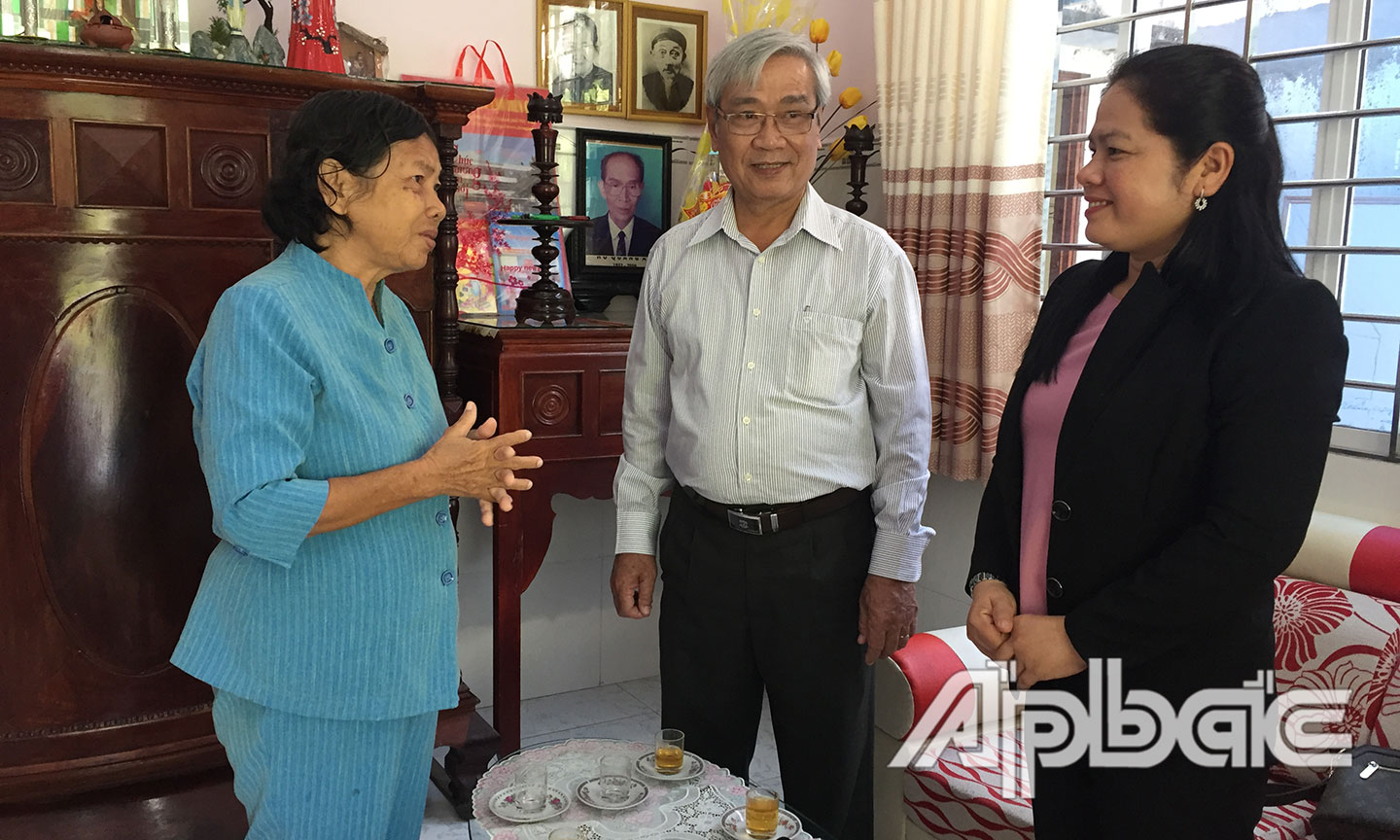 Lãnh đạo Sở GD-ĐT thăm hỏi giáo viên vào dịp tết.  